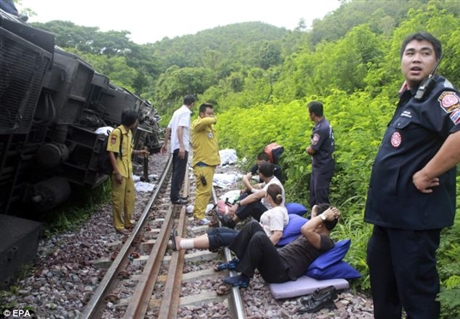7 trong số 10 toa tàu đã trật bánh khỏi đường ray khi di chuyển tới huyện Chai Den, tỉnh Phrae.